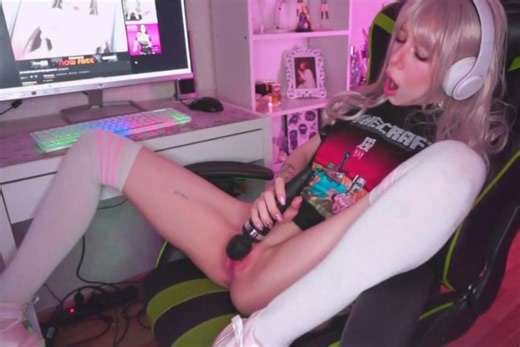 Twitch Streamer Squirts in Live Chat & Forgets To Turn Off Stream