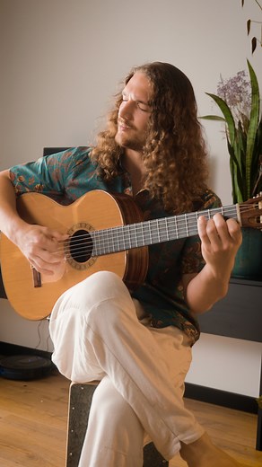 Hej! Dzisiaj mam dla Was jeden z moich ulubionych utworów na gitarę flamenco 🥰🕺🏻 Ponieważ muzyka flamenco nie była przekazywana w postaci zapisu nutowego (bo prawdziwi Romowie nie potrafili czytać nut), tego utworu również musiałem się nauczyć grać ze słuchu - co porównując z klasycznym, szkolnomuzycznym podejściem do gry, okazało się zupełnie innym poziomem wyzwania. Jednak to coś, co porusza we mnie ta muzyka - ta nuta nostalgii, którą poczułem już przy pierwszym spotkaniu z tą muzyką, choć