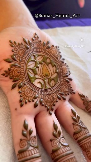 #BTS creating a simple but detailed engagement henna for a beautiful bride to be by @sonias_henna_art 🌼 ...#torontoHenna #hennareel #mehndihairachnewaali #drawing #creatingart #freehandtattoo #artist #happy #mandala #mehndi #torontohennaartist #torontohennacones #gtahenna #hennavideos #soniashennaart #bridetobe | Sonia's Henna art