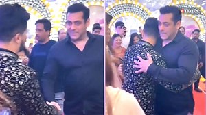 1.2K views · 17 reactions | Choreographer #MudassarKhan marries girlfriend Riya Kishanchandani; visuals of #salmankhan hugging the groom go viral Your ultimate source for the latest in entertainment, ETimes is now on WhatsApp. FOLLOW NOW: [https://toi.in/TOIETimes]. | ETimes | Facebook