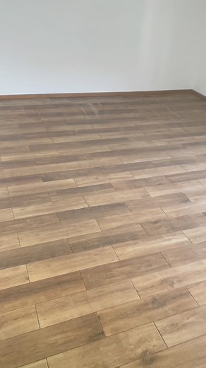 Postavljena keramika u dnevnoj sobi, u boji drveta, u dve nijanse, dimenzija keramike 15,5x60 Po ivicama ugradjene pvc lajsne, kao zavrsni detalj koji se uklapa uz pločice. ✅ 📍Leskovac 📲0611865861 #keramika #ugradnjakeramike #tiles | Slobodan Đurović Đura