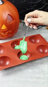 Minnie Mouse Frankenstein Cocoa Bomb 🖤💚 #cocoabombs #minniemouse #halloweentreats | Loveisbakeable