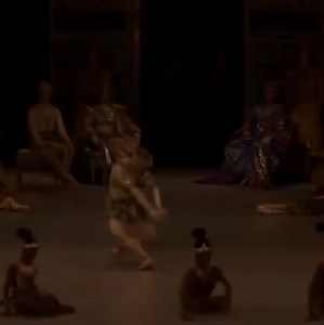 François Alu as The Golden Idol in La Bayadère Ballet de l'Opéra National de Paris *PS: I've seen this character being named both as Golden/Bronze Idol. Are both correct? | Núcleo de Dança Carolina Cox
