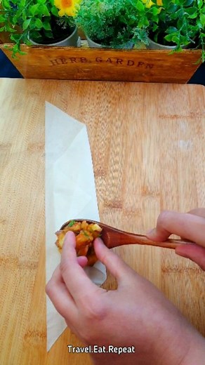 2M views · 22 reactions | Another Samosa folding technique that can be useful for upcoming Ramadan Inshallah  I use spring roll sheets to make these mini samosas @chefwithpalette #samosa #samosas #samosafolding #howto #indianfood #pakistanifood #trending #reelvideo #reelkarofeelkaro #reelsinstagram #tips #tipoftheday #samosalover #aloosamosa #desifood #desi #pakistanibloggers #indianblogger #ukblogger #birmingham | Chefwithpalette | Facebook