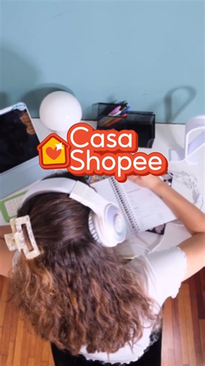 Esse cantinho ficou perfeito 😍 E o melhor? Tudo tem no meu app! Então já #OlhaNaShopee que compensa mais 🛋️✨ 🔎 Headset gamer ID: DND-KJU-PFF 🔎 Porta caneta ID: DDF-THT-HAF 🔎 Notebook ID: FAC-FVF-DWE 🔎 Planner ID: FUC-YMJ-YQE Post oficial para engajamento 💬 #Shopee66 | Shopee