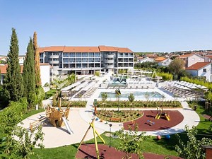 ZADAR, SV. FILIP I JAKOV DVOSOBAN STAN U LUKSUZNOM STAMBENOM KOMPLEKSU Lokacija: Sveti Filip I Jakov, Hrvatska Površina: 88.95 m2. Cijena 334894 euro Zadar, Sv. Filip i Jakov, u rezidenciji B ovog luksuznog kompleksa nalazi se dvosoban apartman koji se proteže na dvije etaže, prizemlje i kat, NKP 56,76 m2.Sastoji se od dvije spavaće sobe, kupaonice, otvorenog koncepta kuhinje, blagovaonice i dnevnog boravka, terase te vrta.Rezidenciji... Više na eurovilla.hr, ID: ... Detaljnije info o nekretnini