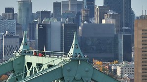 ***mise à jour*** Les grimpeurs vont demeurer détenus jusqu’au 31 octobre. Le dpcp est opposé à leur remise en liberté Beaucoup d’émotion dans la salle. Plusieurs étaient en larmes dont 2 des accusés qui comparaissaient par visioconférence du poste de la SQ à Mascouche La femme du groupe Michèle Lavoie était surprise de devoir être transférée en prison en attendant. Elle a demandé au juge si elle pouvait être détenu à la maison, Il lui a répondu que n’est pas possible à cette étape-ci. L’enquête