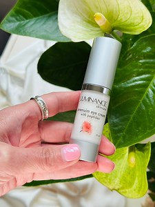 A potent blend of plant-based peptides and cucumber’s natural antioxidants sinks deep into your skin—boosting collagen, locking in moisture, and calming the micro-movements that cause fine lines. Wake up looking refreshed and renewed 殺 #nontoxicliving #organic #vegan #NaturalBeauty #organicskincare #peptides #cucumber | Luminance Skincare | Facebook