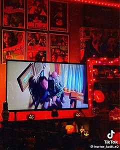 The only way to watch a Halloween movie. | Michael Myers|Fan Page
