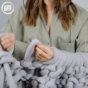 Tutorial on how to arm-knit your own blanket 😄👌 via @OhhioShop | Cute Hairstyle Ideas