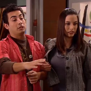 ¡JOEL YA FUE, ÉL ES ABEL! 🥰 Andrea consiguió un saliente que es igual a Joel 😬. Raúl no supo como hacer que Andrea entre en razón y olvide al hijo de Charo de una vez por todas 🙄🥴. Encuentra más momentos como este AQUÍ ► https://bit.ly/3JMypgT Mira #AFHS en América tvGO ► https://bit.ly/afhsfbtvgo | De Vuelta al Barrio