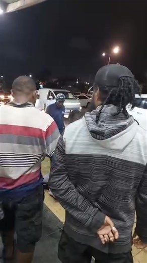 Unbelievable and disturbing. Security guards violently attacking a Bomana Prison warder at the Vision City Shopping Mall entrance today. Even if one is wrong, no one deserves to be assulted and brutalized like this. Unless in nature of Self-defence you can do that or he is a robber and or is threatening public movement. | Umi Blo Ples