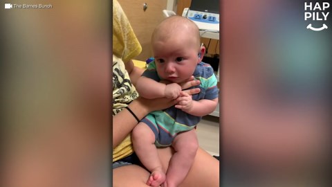 Baby stops crying when hearing parents' voices for first time | Happily best of