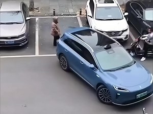 1.1M views · 22K reactions | Đang viral bên Trung: Chị gái muốn xí chỗ đỗ xe bằng cách đứng lì ở đấy không cho ai vào. Khi anh tài xế IQ 1000 trả vờ bực tức dừng xe đóng cửa rồi bỏ đi, chị gái đã tưởng anh bỏ cuộc rồi nhưng chị không ngờ anh ấy để chế độ tự lái của xe hoàn thành nốt việc lùi xe hộ thôi 藍 #KSC | Không Sợ Chó | Facebook