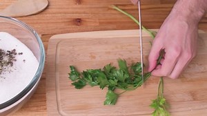 Petersilie hacken und zu einer Schüssel: Stockvideos & Filmmaterial (100 % lizenzfrei) 1053866780 | Shutterstock