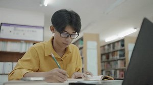 University Student Researching Library Reading Book : vidéo de stock (100 % libre de droit) 3814700695 | Shutterstock