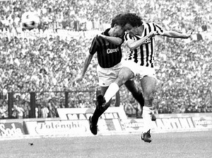Now for some classic pieces of Michel Platini and Paolo Rossi, #OnThisDay in 1983... Enjoy. | Juventus