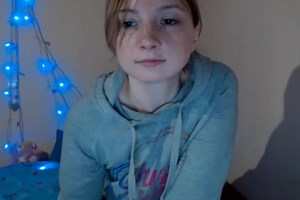 Cute teen girl masturbates and shows feet (18+)