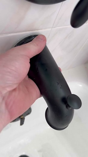 Who installed this Tub Spout?! #fail #plumbingfail #plumbing #tub #plumber #handyman #diy
