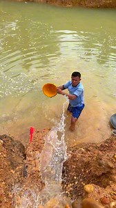 Pure gold mining on the mountainside, look what this guy got #puregold #discovery #gold #goldmining #goldmine #goldnugget #goldprospecting #goldhunter #goldpanning #lookingforgold #goldriver #tambangemas #nepriandries | Nepri Andries