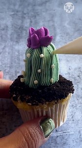 Cactus cupcakes with a surprise Partner: sophiamyacupcakes | Crafty Panda