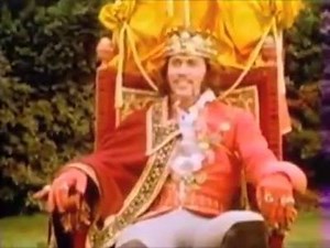 5.1K views · 24 reactions | Bee Gees - Cucumber Castle <3 Um filme de televisão de 1970 estrelado por Barry e Maurice Gibb (Robin está ausente). Dois irmãos reais governam um reino dividido, atiram em camponeses, jogam tênis, contam piadas ruins e cortam a cabeça de Spike Milligan para dizer coisas piores. Interlúdios musicais dos Bee Gees, Lulu e Blind Faith.#raridade | Clássicos & Retrô 60,70,80 e 90 | Facebook