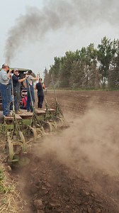 Direct steam ploughing with 1916 built 65hp CASE steam engine @ Divide County Treshing Bee Pioneer Village, Crosby, North Dakota 2024 #vintage #pre1930 #vapeur #dampf #stoom #steam #case #casesteamengine #casesteamtractor #steamengine #stoommachine #steamploughing #dampfpflügen #dampfmaschine #strassendampf #directploughing #agriculture #agricole #landwirtschaft #dividecountytreshingshow #crosbynorthdakota #crosby #johntysse #founders #dampfshow #steamshow #dampfundglühkopfshow #steamandsteel | 