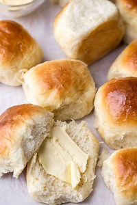 Quick and easy homemade dinner rolls recipe! The best dinner rolls made simple! RECIPE: https://valentinascorner.com/easy-dinner-rolls-recipe/ | Valentina's Corner