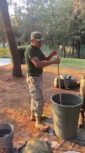 324K views · 12K reactions | Que tengan un hermoso dia A todos esos Compañeros que aún tienen a sus padres vivos a su viejita cuídenla Mucho y denle lo mejor que puedan Porque cuando ya no esta se siente un gran vacío en el alma. #Lucas | Enamorada de un gran militar | Facebook