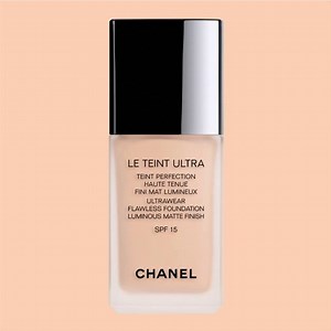 7.9K views · 245 reactions | Parce que la perfection n'exclut pas le naturel. Parce qu'une journée en contient dix. Parce qu'un fond de teint peut se faire oublier. Découvrir sur chanel.com/-TeintUltra2018 | CHANEL | Facebook