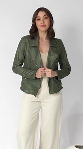 How gorgeous is the ~Cher Jacket~ in olive! A true style piece for every Salty Crush babe's wardrobe this season! 🥰 Pair with a pair of jeans and a cute cami for an effortless chic vibe 💚 SHOP NOW: https://bit.ly/3WukSBo | Salty Crush
