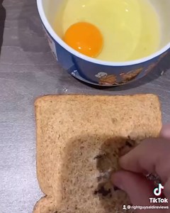 Separating yolks from whites- a real life hack🥚 | MetDaan Creative