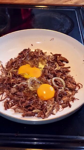 HomeMade Corned Beef 1kg shredded beef i used beef ribs Onion pork lard Salt to taste | Mywayofeating