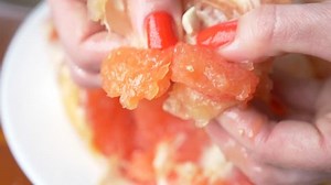 Weibliche Hände reinigen die Grapefruits. 4k,: Stockvideos & Filmmaterial (100 % lizenzfrei) 1010039951 | Shutterstock