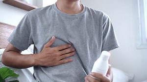 Mann, der Antacid Gel einnimmt, um: Stockvideos & Filmmaterial (100 % lizenzfrei) 3850191717 | Shutterstock