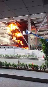 VIDEO: Raging fire at Tanjong Pagar earlier. Eyewitnesses say it has been put out. bit.ly/1RJBeyq (Video: Winson Tan) | CNA