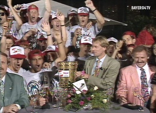 📣🎶 „Und wir haben den Pokal, hallelujah..." 🎶😄 🔙 12. Juni 1993: #Bayer04 besiegt die Amateure von Hertha BSC im DFB-Pokal-Endspiel mit 1:0 und holt sich den Pokal. 🏆😍 27 Jahre später hat die #Werkself nun wieder die Chance... 🙏😌 #OnThisDay #otd #Throwback | Bayer 04 Leverkusen