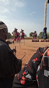 Dogon 💪🏾Les traditions sociales et culturelles des Dogon sont parmi les mieux préservées de l’Afrique subsaharienneLes villages et leurs habitants sont fidèles aux valeurs ancestrales liées à un mode de vie original. L’intégration harmonieuse d’éléments culturels (architectures) au paysage naturel reste authentique, exceptionnel et uniqueLes Dogons recherchent fortement l’harmonie, ce qui se traduit dans plusieurs de leurs rites. Par exemple, dans un de leurs rituels les plus importants, les f