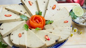 ♨ CÔNG THỨC CHẢ LỤA CHAY NGON: - 350g tàu hủ ky - 100g bột mì căn - 10g hạt nêm - 5g tiêu xay và 5g tiêu hạt - 20g nước mắm chay - 20g đường - xíu muối - Khuôn chả inox và lá chuối #CKK chúc các bạn làm #ChaChay #ChaLuaChay #ChaChayTauHuKy #MonChay thành công! ⛄ | Món Ngon Dễ Làm