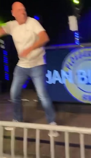 Ze zeggen dat ik goed kan dansen.😂😂🤣🤣 | Jan Biggel