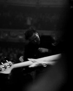 Bemutatjuk az új FE 28-70mm F2 GM objektívet! 🚀 Gyors, fényerős és végtelenül sokoldalú. Nézd meg a SEL2870GM-et működés közben Morten Rygaard rendezvény- és portréfotós szemén keresztül, aki felejthetetlen pillanatokat örökített meg mesteri módon a lenyűgözően széles rekesznyílással. Ez az objektív mélységet és lélegzetelállító tisztaságot biztosít, legyen szó egy esemény élénk jeleneteiről vagy meghitt portrékról. Ismerd meg a kreatív történetmesélés új mércéjét a #SEL2870GM objektívvel! Láto