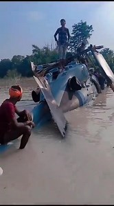 🎥 ALH Dhruv helicopter of 🇮🇳 #IAF made the precautionary landing in an inundated area due to which the helicopter has been damaged. The helicopter was conducting a mission to support the flood relief operations in Sitamarhi district of Bihar. #BiharFlood | Indian Armed Forces