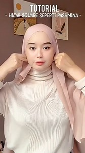 Tutorial hijab square seperti pashmina Halo guys Assalammualaikum Kali ini guys aku mau kasih tutorial hijab square tapi di styling seperti pashmina ikutin terus ya guys tutorialnya 1. Buat bagian kiri pendek banget 2. Angkat hijab bagian belakang 3. Buat sisi kanan lebih pendek 4. Lalu tarik sisi kanan ke kiri dan pentulkan di dalam 5. Kemudian sisi kiri tinggal ditarik ke sisi bagian kanan 6. Pentulkan hijab 7. Selesai Gimana guys? Looknya pashmina banget kan dan cute banget pastinya, Terima k