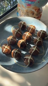 HOT CROSS BUN PROTEIN BALLS✨🔥⁠ ⁠ Cinnamon spice and all things nice! You can enjoy delish warm spice Hot Cross Bun flava and hit your protein goals too!🤤💪 These protein balls are for you!😏⁠ ⁠ Save this for your Easter spread or an easy snack! 🤍⁠ ⁠ Recipe by ⁠@sadiekingman⁠ ⁠ Makes: 12⁠ ⁠ 📝Ingredients:⁠ 1 cup almond meal⁠ ½ cup @macromike hot cross bun protein powder⁠ ½ tsp cinnamon⁠ ¼ tsp nutmeg⁠ A pinch of salt⁠ ¼ cup almond butter⁠ 2 tbsp maple syrup⁠ ½ tsp vanilla extract⁠ 2 tbsp milk⁠ 