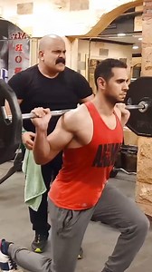 تمرين Prisoner get-up with bar فريد من نوعه بجد . وحقيقى تمرين صعب مش سهل ~ وأنصح أول مرة تعمله من غير وزن . فلو عضلات جسمك مش متماسكة يبقه التمرين ده بيقولك أنا بتاعك يا نجم . ولو إنت عايز تعزز قوة وتوازن عضلات الكور يبقه التمرين ده علشانك ياوحش . وبجد بجد عضلات الرجلين حاتاخد شكل تاني خالص 🙋 #روستااا_مصر🇪🇬💪 | Sherif Hosni Trend