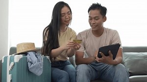 Asian Couple Packing Clothes Trip Abroad: стоковое видео (без лицензионных платежей), 3479659775 | Shutterstock