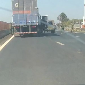 72K views · 915 reactions | Um caminhoneiro sofreu uma abordagem de...