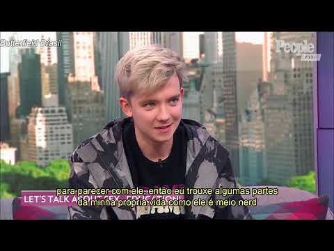 Asa Butterfield fala sobre a série "Sex Education" e comenta alguns momentos no set.
