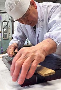 創業159年 天皇にも献上した宝石のような手作りぶどう飴🍇 ・店名 まつだ松林堂 ・住所 岩手県遠野市中央通り１−７ ・営業時間 【月〜日】 8:30〜18:30 ・定休日 水曜日 ・メニュー ぶどう飴 550円 ・予約 予約可能 ・席 テーブル席 ・駐車場 あります。 ・電話番号 0198-62-2236 #岩手グルメ #japanesefood #tiktokfood