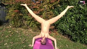 New accrobatic power piss and yoga relax in the garden